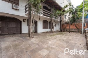 Casa à venda com 265m², 5 dormitórios, 1 suíte, 3 vagas, no bairro Tristeza em Porto Alegre
