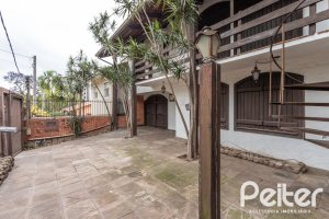 Casa à venda com 265m², 5 dormitórios, 1 suíte, 3 vagas, no bairro Tristeza em Porto Alegre