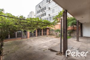 Casa à venda com 265m², 5 dormitórios, 1 suíte, 3 vagas, no bairro Tristeza em Porto Alegre