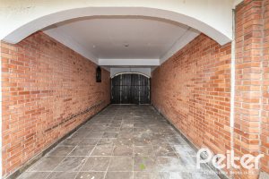 Casa à venda com 265m², 5 dormitórios, 1 suíte, 3 vagas, no bairro Tristeza em Porto Alegre