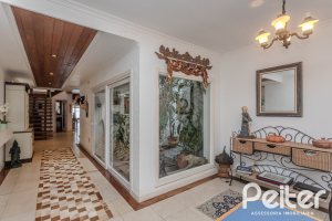 Casa à venda com 330m², 4 dormitórios, 2 suítes, 4 vagas, no bairro Vila Assunção em Porto Alegre