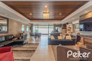 Casa à venda com 330m², 4 dormitórios, 2 suítes, 4 vagas, no bairro Vila Assunção em Porto Alegre