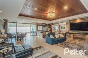 Casa à venda com 330m², 4 dormitórios, 2 suítes, 4 vagas, no bairro Vila Assunção em Porto Alegre