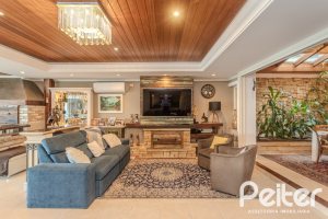 Casa à venda com 330m², 4 dormitórios, 2 suítes, 4 vagas, no bairro Vila Assunção em Porto Alegre