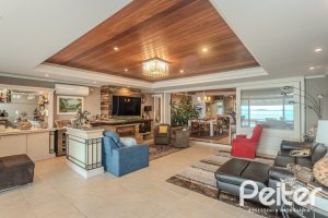 Casa à venda com 330m², 4 dormitórios, 2 suítes, 4 vagas, no bairro Vila Assunção em Porto Alegre