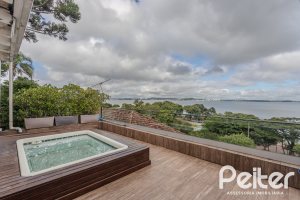 Casa à venda com 330m², 4 dormitórios, 2 suítes, 4 vagas, no bairro Vila Assunção em Porto Alegre