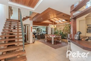 Casa à venda com 330m², 4 dormitórios, 2 suítes, 4 vagas, no bairro Vila Assunção em Porto Alegre