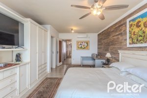 Casa à venda com 330m², 4 dormitórios, 2 suítes, 4 vagas, no bairro Vila Assunção em Porto Alegre