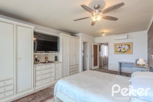 Casa à venda com 330m², 4 dormitórios, 2 suítes, 4 vagas, no bairro Vila Assunção em Porto Alegre