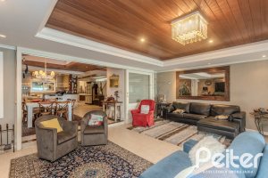 Casa à venda com 330m², 4 dormitórios, 2 suítes, 4 vagas, no bairro Vila Assunção em Porto Alegre