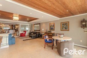 Casa à venda com 330m², 4 dormitórios, 2 suítes, 4 vagas, no bairro Vila Assunção em Porto Alegre