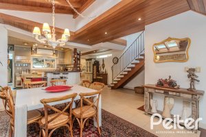 Casa à venda com 330m², 4 dormitórios, 2 suítes, 4 vagas, no bairro Vila Assunção em Porto Alegre