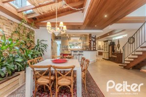 Casa à venda com 330m², 4 dormitórios, 2 suítes, 4 vagas, no bairro Vila Assunção em Porto Alegre