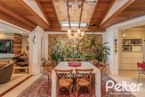 Casa à venda com 330m², 4 dormitórios, 2 suítes, 4 vagas, no bairro Vila Assunção em Porto Alegre