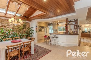 Casa à venda com 330m², 4 dormitórios, 2 suítes, 4 vagas, no bairro Vila Assunção em Porto Alegre