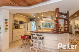 Casa à venda com 330m², 4 dormitórios, 2 suítes, 4 vagas, no bairro Vila Assunção em Porto Alegre