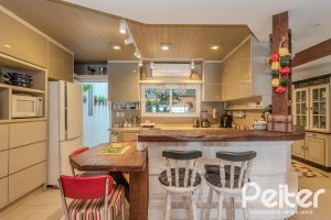 Casa à venda com 330m², 4 dormitórios, 2 suítes, 4 vagas, no bairro Vila Assunção em Porto Alegre