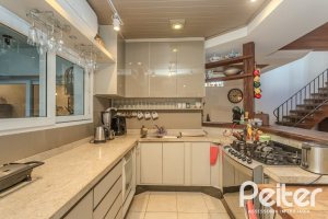 Casa à venda com 330m², 4 dormitórios, 2 suítes, 4 vagas, no bairro Vila Assunção em Porto Alegre