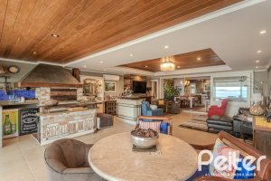 Casa à venda com 330m², 4 dormitórios, 2 suítes, 4 vagas, no bairro Vila Assunção em Porto Alegre