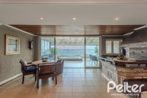 Casa à venda com 330m², 4 dormitórios, 2 suítes, 4 vagas, no bairro Vila Assunção em Porto Alegre