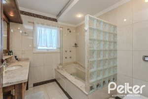 Casa à venda com 330m², 4 dormitórios, 2 suítes, 4 vagas, no bairro Vila Assunção em Porto Alegre