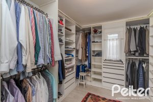 Casa à venda com 330m², 4 dormitórios, 2 suítes, 4 vagas, no bairro Vila Assunção em Porto Alegre