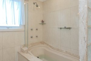 Casa à venda com 330m², 4 dormitórios, 2 suítes, 4 vagas, no bairro Vila Assunção em Porto Alegre