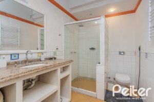 Casa à venda com 330m², 4 dormitórios, 2 suítes, 4 vagas, no bairro Vila Assunção em Porto Alegre