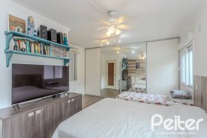 Casa à venda com 330m², 4 dormitórios, 2 suítes, 4 vagas, no bairro Vila Assunção em Porto Alegre