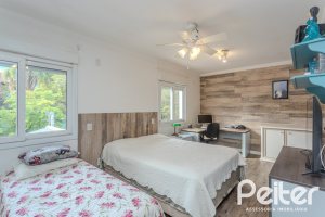 Casa à venda com 330m², 4 dormitórios, 2 suítes, 4 vagas, no bairro Vila Assunção em Porto Alegre