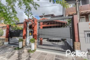 Casa à venda com 330m², 4 dormitórios, 2 suítes, 4 vagas, no bairro Vila Assunção em Porto Alegre