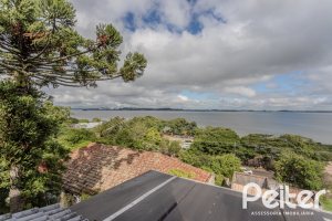 Casa à venda com 330m², 4 dormitórios, 2 suítes, 4 vagas, no bairro Vila Assunção em Porto Alegre