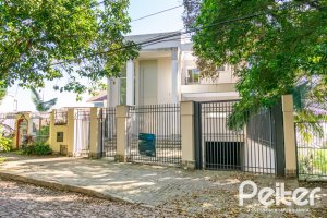 Casa à venda com 450m², 3 dormitórios, 3 suítes, 6 vagas, no bairro Vila Assunção em Porto Alegre