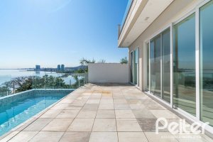 Casa à venda com 450m², 3 dormitórios, 3 suítes, 6 vagas, no bairro Vila Assunção em Porto Alegre