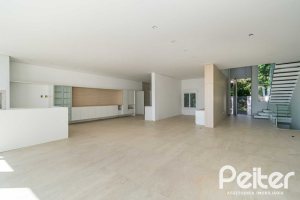Casa à venda com 450m², 3 dormitórios, 3 suítes, 6 vagas, no bairro Vila Assunção em Porto Alegre