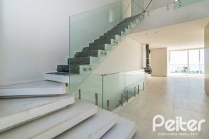 Casa à venda com 450m², 3 dormitórios, 3 suítes, 6 vagas, no bairro Vila Assunção em Porto Alegre