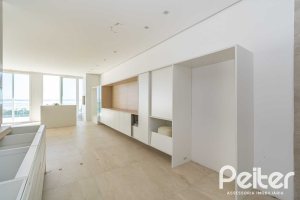 Casa à venda com 450m², 3 dormitórios, 3 suítes, 6 vagas, no bairro Vila Assunção em Porto Alegre