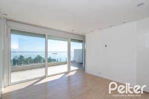 Casa à venda com 450m², 3 dormitórios, 3 suítes, 6 vagas, no bairro Vila Assunção em Porto Alegre