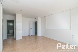 Casa à venda com 450m², 3 dormitórios, 3 suítes, 6 vagas, no bairro Vila Assunção em Porto Alegre