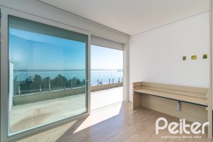 Casa à venda com 450m², 3 dormitórios, 3 suítes, 6 vagas, no bairro Vila Assunção em Porto Alegre