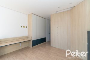 Casa à venda com 450m², 3 dormitórios, 3 suítes, 6 vagas, no bairro Vila Assunção em Porto Alegre