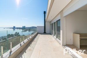 Casa à venda com 450m², 3 dormitórios, 3 suítes, 6 vagas, no bairro Vila Assunção em Porto Alegre