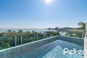 Casa à venda com 450m², 3 dormitórios, 3 suítes, 6 vagas, no bairro Vila Assunção em Porto Alegre