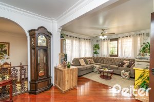 Casa à venda com 380m², 4 dormitórios, 1 suíte, 4 vagas, no bairro Cristal em Porto Alegre