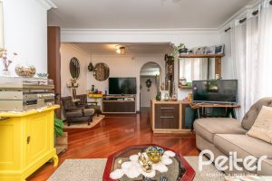 Casa à venda com 380m², 4 dormitórios, 1 suíte, 4 vagas, no bairro Cristal em Porto Alegre