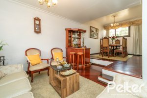 Casa à venda com 380m², 4 dormitórios, 1 suíte, 4 vagas, no bairro Cristal em Porto Alegre