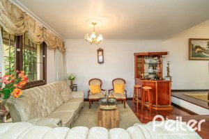 Casa à venda com 380m², 4 dormitórios, 1 suíte, 4 vagas, no bairro Cristal em Porto Alegre