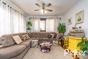 Casa à venda com 380m², 4 dormitórios, 1 suíte, 4 vagas, no bairro Cristal em Porto Alegre