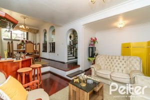 Casa à venda com 380m², 4 dormitórios, 1 suíte, 4 vagas, no bairro Cristal em Porto Alegre