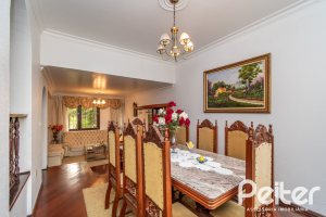 Casa à venda com 380m², 4 dormitórios, 1 suíte, 4 vagas, no bairro Cristal em Porto Alegre